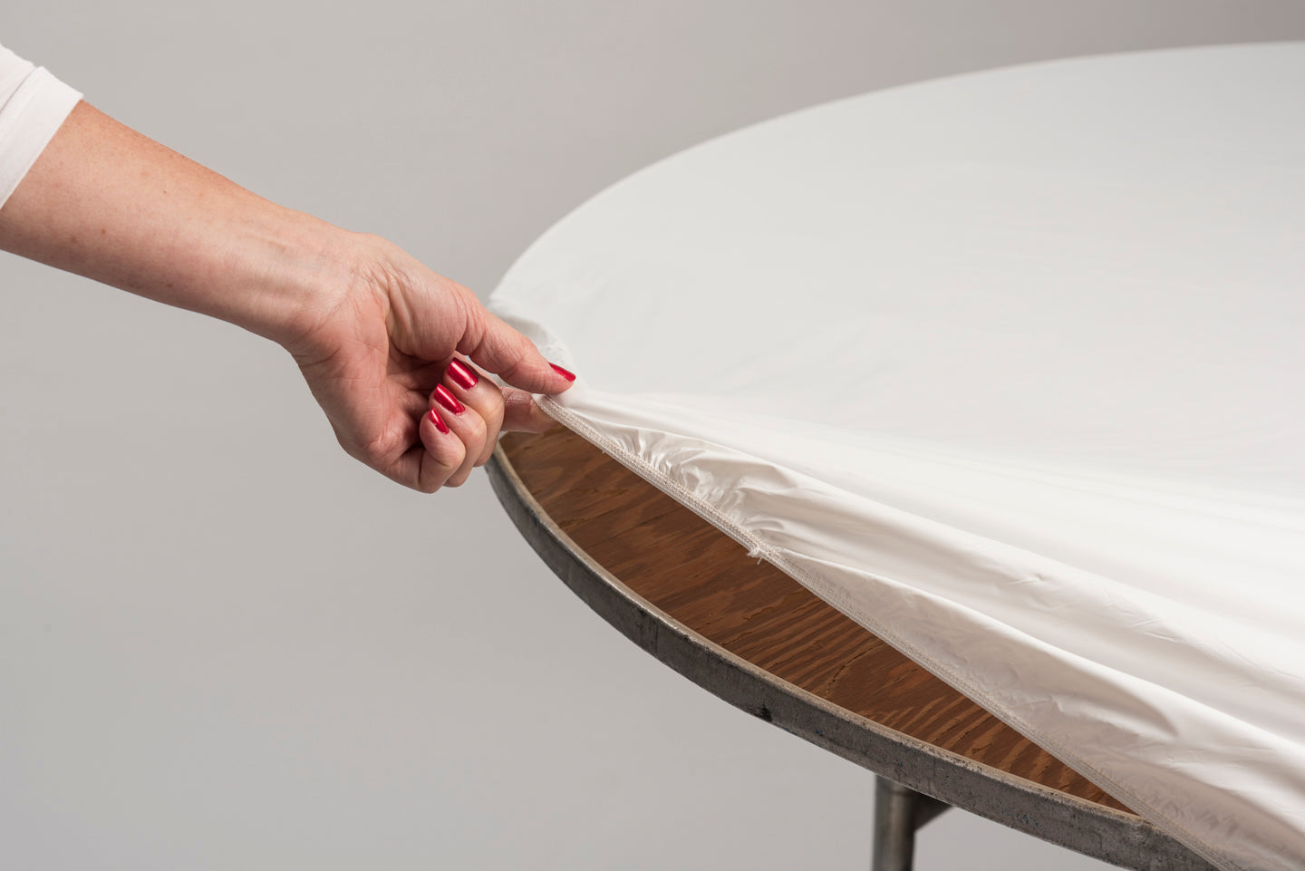 30" Round Fitted Plastic Table Covers